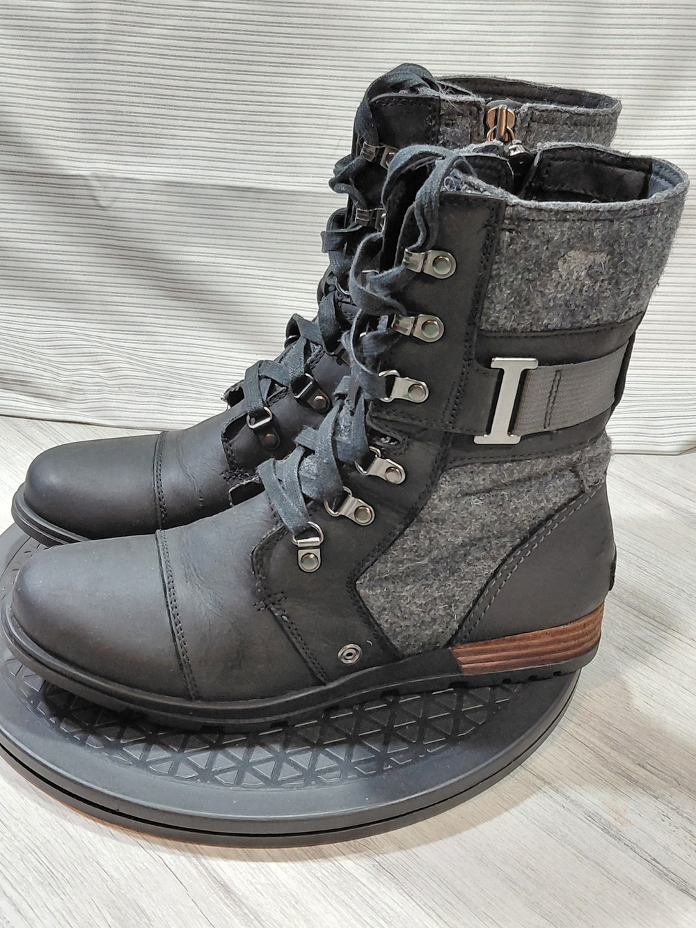 Sorel Womens Major Carly Army Style Black Leather & Gray Wool Boots SIZE WOMENS